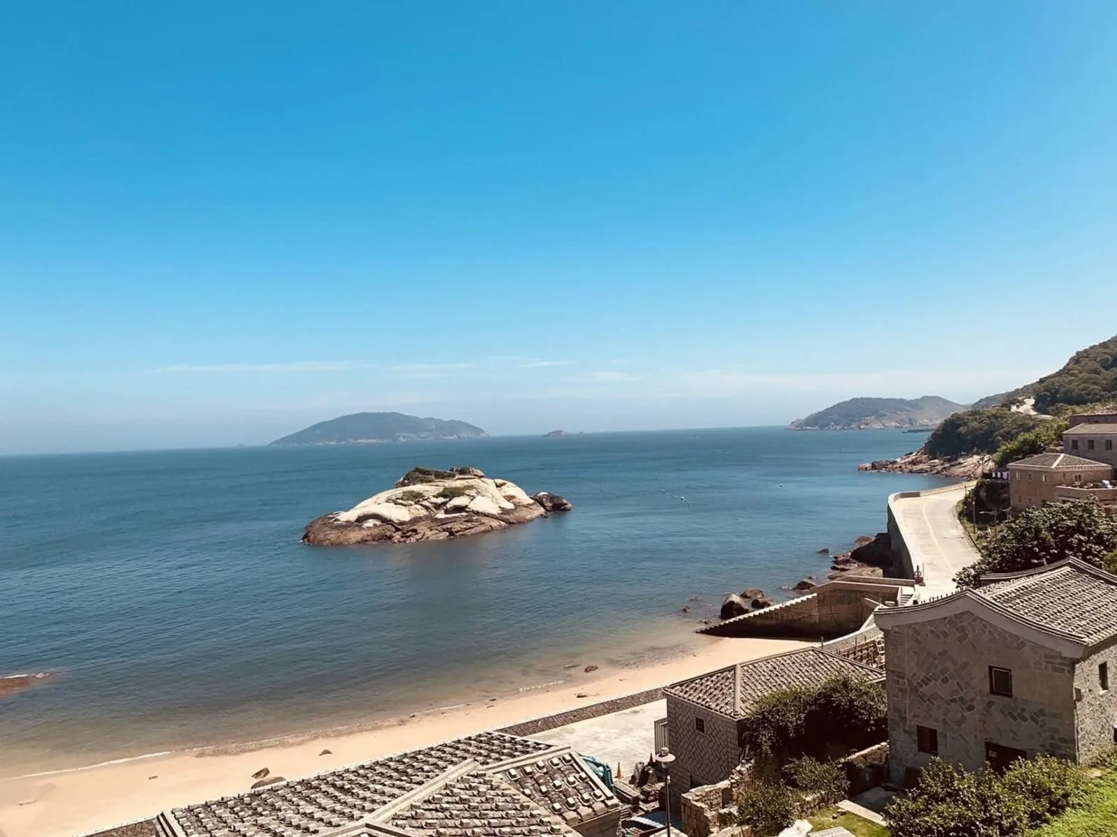 北竿芹壁灣，海中的龜島與岸邊的石屋